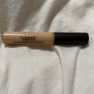 MAC Studio Fix 24hr smooth wear concealer shade NC25